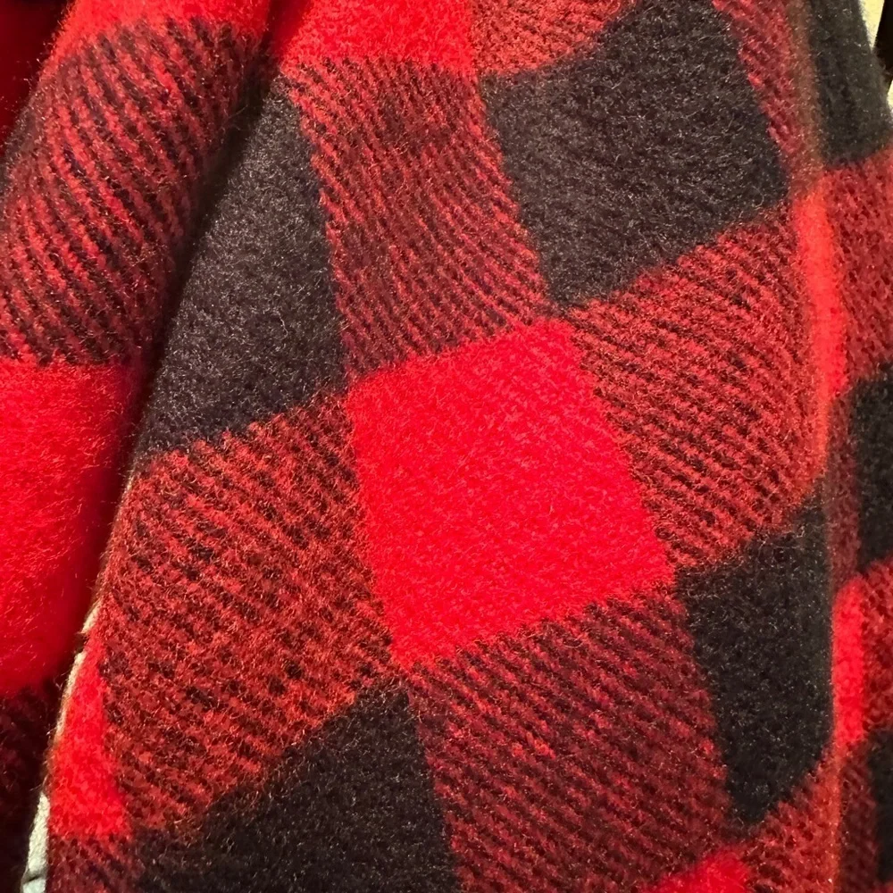 CROFT&BARROW, WOMENS, RED & BLACK, BUFFALO PLAID SCARF. IN EXCELLENT CONDITION.